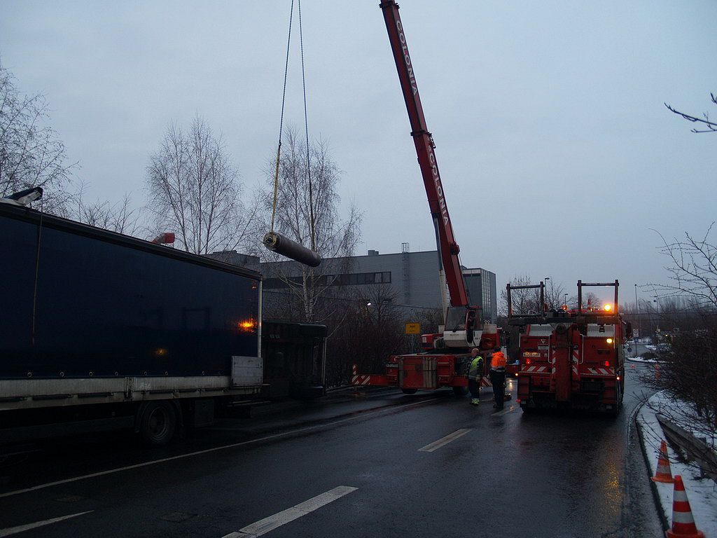 LKW Anhaenger umgekippt Koeln Niehl Geestemuenderstr Industriestr P54.JPG